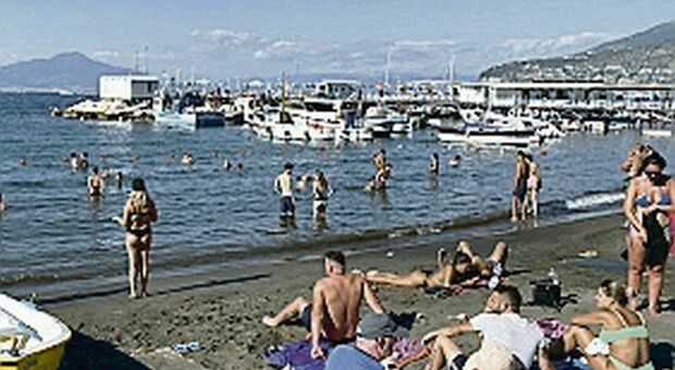 Vacanzieri in acqua a Sorrento nonostante il divieto di balneazione