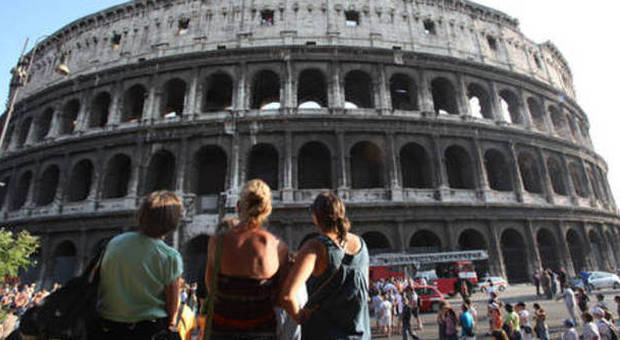 Stacca un pezzo di Colosseo come souvenir e lo nasconde nello zaino: fermato turista in gita