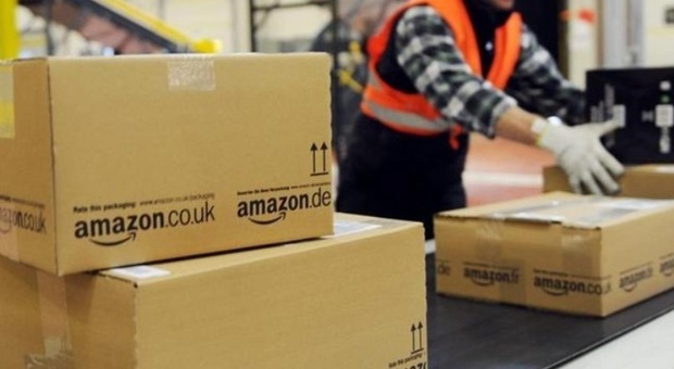 Agcom multa Amazon per 300 mila euro per "attività postali senza autorizzazione"