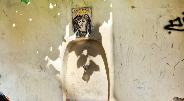Vandali scatenati, l'effige della Madonna imbratta con scritte blasfeme