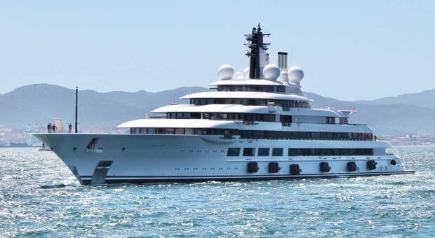 Putin, il mega yacht di 140 metri (da 700 milioni di dollari) a Marina di Carrara è suo? Indaga la Finanza