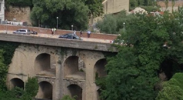 Avellino, 40enne si lancia dal ponte dei suicidi