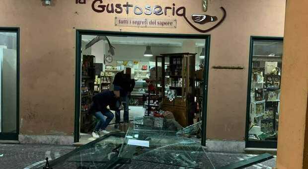 Ladri buongustai a Frosinone, sfondano la vetrina con l'auto e rubano i salumi esposti