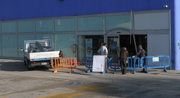 Ancona, spaccata al supermercato ma i ladri non trovano la cassaforte