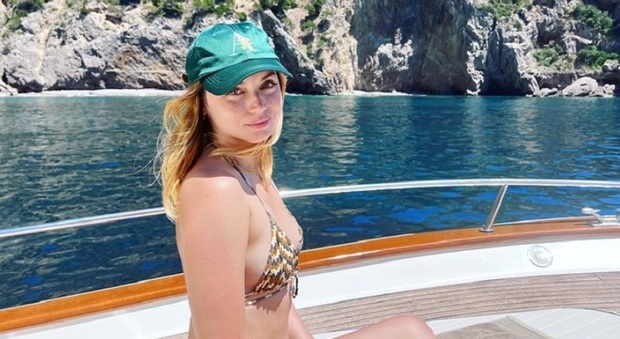 Ana de Armas, la Paloma di 007 pazza per Capri e Positano: le sexy foto in barca