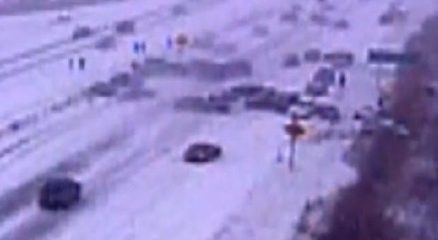 Bufera di neve in Wisconsin, oltre 40 veicoli coinvolti in un incidente a catena