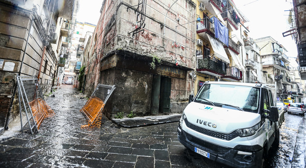 Domenica di terrore nei vicoli di Napoli: crolla l'ex cinema Vesuvio