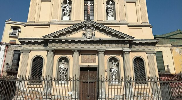 Napoli, veranda abusiva con wc nel complesso della chiesa storica di piazza Mercato