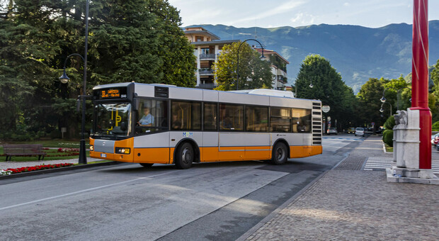 Vittorio Veneto: un autobus in piazza del Popolo