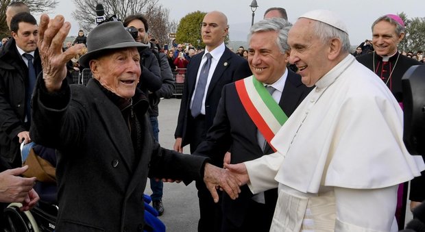 Il papa a Pietrelcina, incontro con un 98enne che conobbe padre Pio