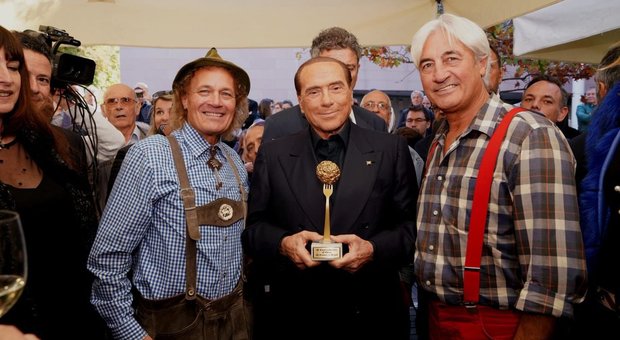 Berlusconi in Alto Adige riceve il Canaderlo d'oro
