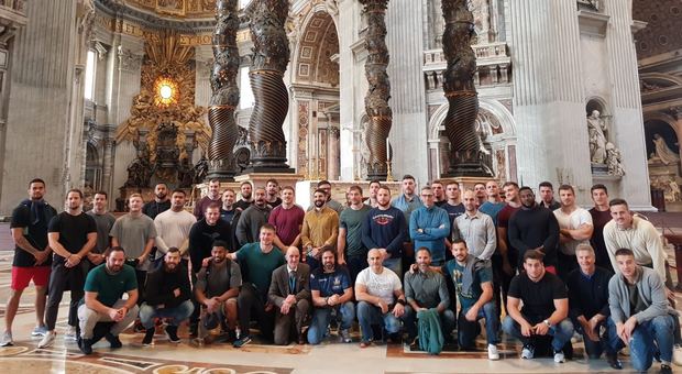 Rugby, All Blacks e azzurri a sorpresa a San Pietro: foto di gruppo a ranghi misti. La confessione del pilone