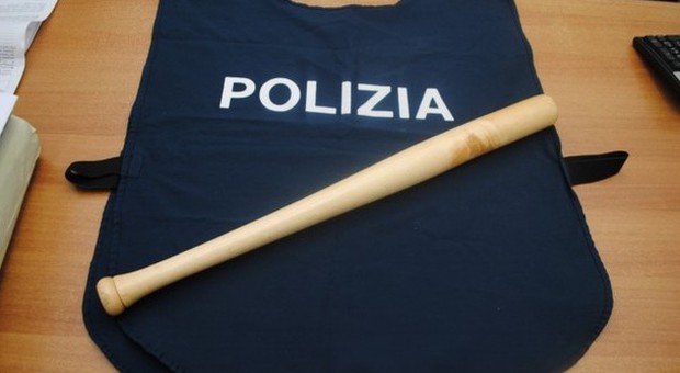 Una mazza da baseball sequestrata dalla polizia