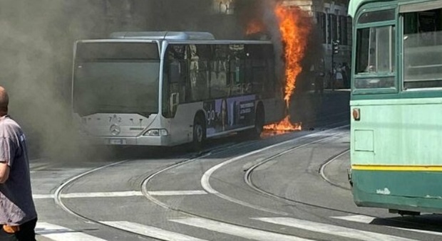 Roma, incendio autobus Atac davanti alla Marina. L'autista mette in salvo i passeggeri, vettura in uso da 17 anni