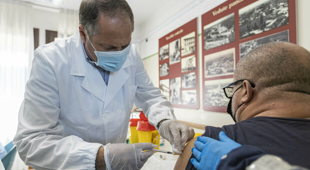 Il direttore generale dell’Usl 2 Francesco Benazzi durante una giornata di vaccinazioni Da domani scatta l’obbligo di vaccino per gli over 50