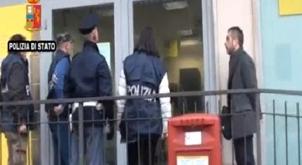 Sottrae 600 mila euro ai risparmiatori: arrestata impiegata infedele delle Poste