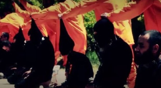 La vendetta degli anti-Isis: jihadisti uccisi da miliziani in tute arancioni