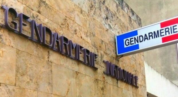 Francia, gendarmi intervengono per sedare una lite tra coniugi: gli sparano e danno fuoco alla casa, 3 morti