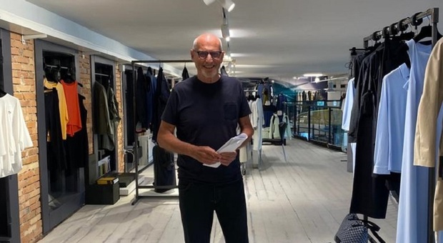 A 82 anni ancora al bancone a servire i clienti, Romano Bortolini è "l'eroe" dell'abbigliamento