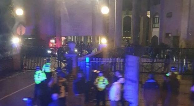 Accoltellato a morte vicino alla moschea di Regent's Park: polizia isola la zona