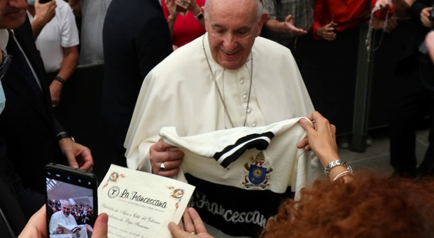 Da Assisi al Vaticano nel segno di San Francesco per donare al Papa la maglia della Ciclostorica la Francescana di Foligno