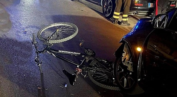 Smart travolge bici, morto un 47enne: alla guida dell'auto un ragazzo di 18 anni