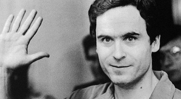 Ted Bundy fu giustiziato 35 anni fa. Chi era il serial killer tra i più spietati di sempre