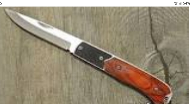 Studente a scuola con un coltello di 19,5 centimetri, ai carabinieri non spiega il perchè