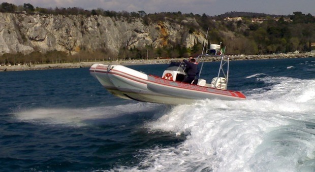 Il motore va in avaria: la barca rischia di schiantarsi sugli scogli