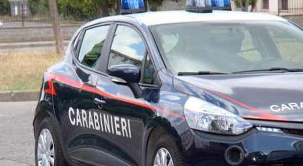 Romeno ubriaco aggredisce carabinieri a colpi di mattarello: arrestato e processato