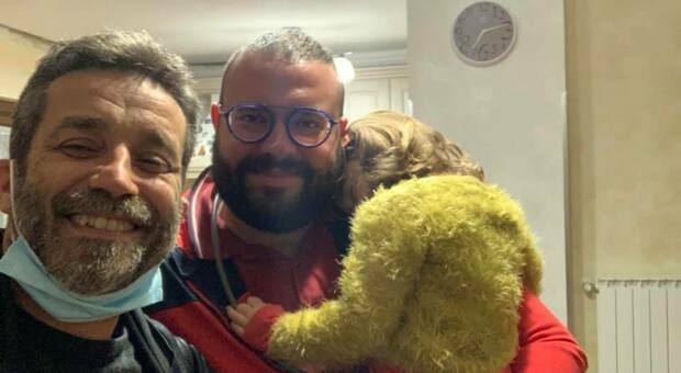 Daniele Silvestri ritrova il suo zaino prezioso grazie a un appello sui social, il selfie con il suo eroe: «Le brave persone esistono»