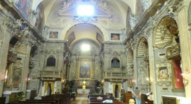 Ad Ascoli, da 16 anni, si prega 24 ore su 24 nella chiesa della Scopa: si danno il cambio 240 adoratori