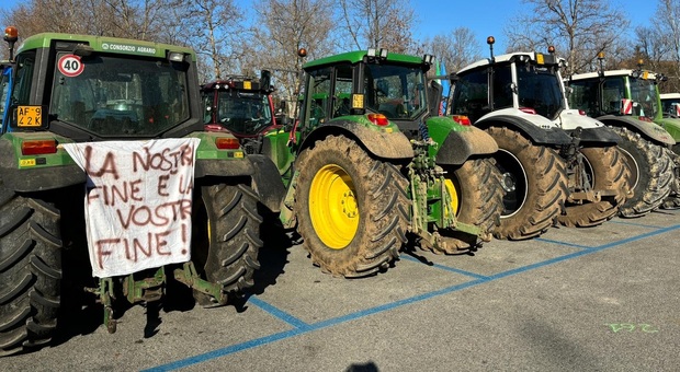 La marcia dei trattori invade il Friuli: «Noi agricoltori sempre più soffocati dalle regole. Sfavoriti i giovani»
