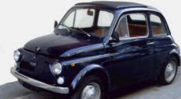 Senza casa né lavoro, due sorelle costrette a dormire in una vecchia Fiat 500 a Napoli