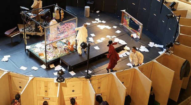Teatro, in Giappone gli spettacoli si guardano da un foro: come un peep show