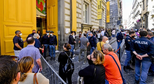Vaccini, il pasticcio delle seconde dosi: a Napoli è caos convocazioni, interviene la polizia