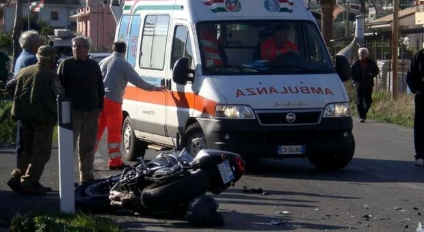 Catania, ragazzo morto dopo un incidente con lo scooter: il 17enne si è schiantato contro un palo della luce