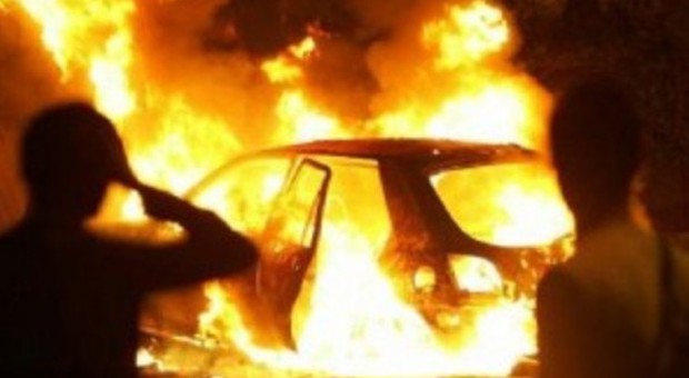 Incendio parte da un deposito e distrugge due auto e uno scooter
