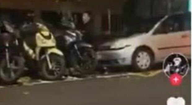 Movida a Napoli, ecco il video dei teppisti che danneggiano gli scooter in sosta. Borrelli: «Vandalismo inaccettabile»
