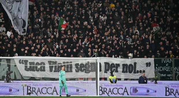 Vialli morto, l'ultimo striscione dei tifosi della Juventus: «Gianluca segna per noi»