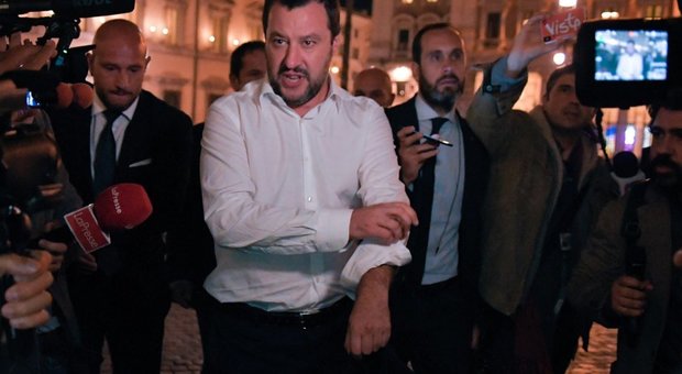 Salvini: «Polizia sui treni per cacciare chi non paga. Negozietti etnici chiusi entro le 21»