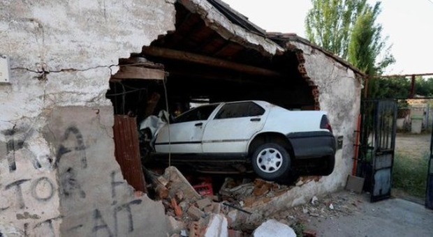 L'auto "vola" e sfonda il muro di una casa privata, guidatore positivo all'alcoltest