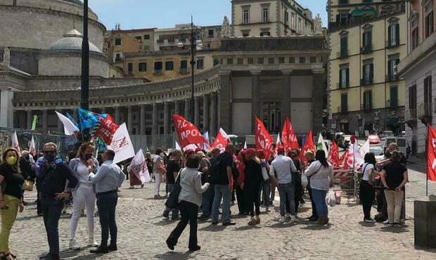 Scuola, sindacati di nuovo in piazza a Napoli: «Il ministro ha stravolto il patto»