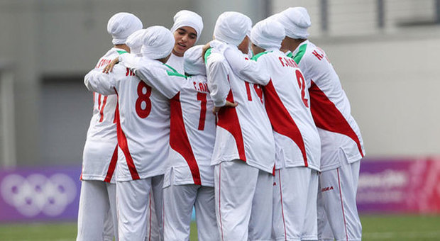 Dalla Fifa arriva l'ok a turbanti e hijab in campo: "Le calciatrici porteranno la testa coperta"
