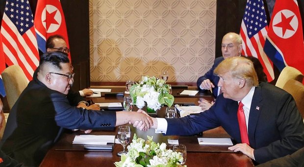 Trump-Kim, storica stretta di mano a Singapore: via a denuclearizzazione, passato alle spalle