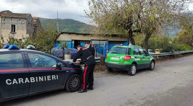 Carabinieri impegnati nel controllo presso l'officina incriminata.