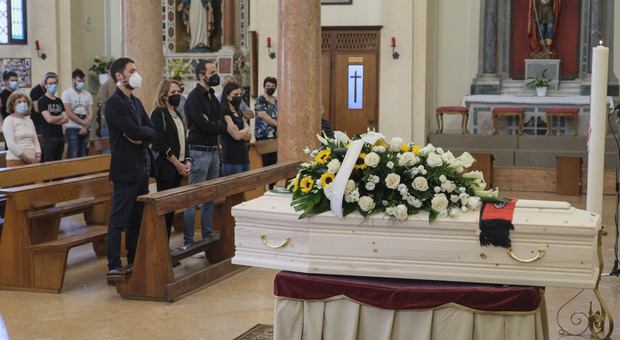 La sciarpa del "suo" Milan sulla bara di Giulio Santi, morto a 27 anni