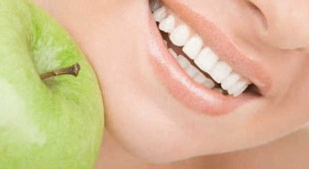 Denti,12 alimenti ad effetto sbiancante