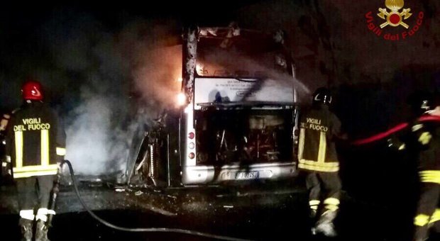 L'autobus prende fuoco sotto la galleria Panico per gli studenti, autisti intossicati