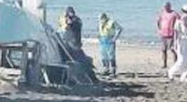 Suicidio in spiaggia a Salerno, indagati tre vicini di casa